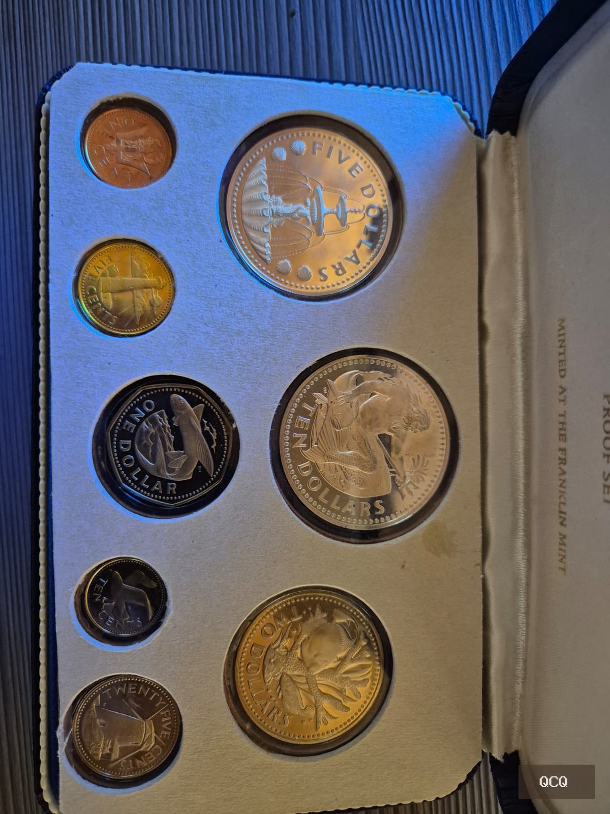 Photo 2 de Coffret Proof Barbade 1973 – 8 pièces Franklin Mint – 5 et 10 dollars argent