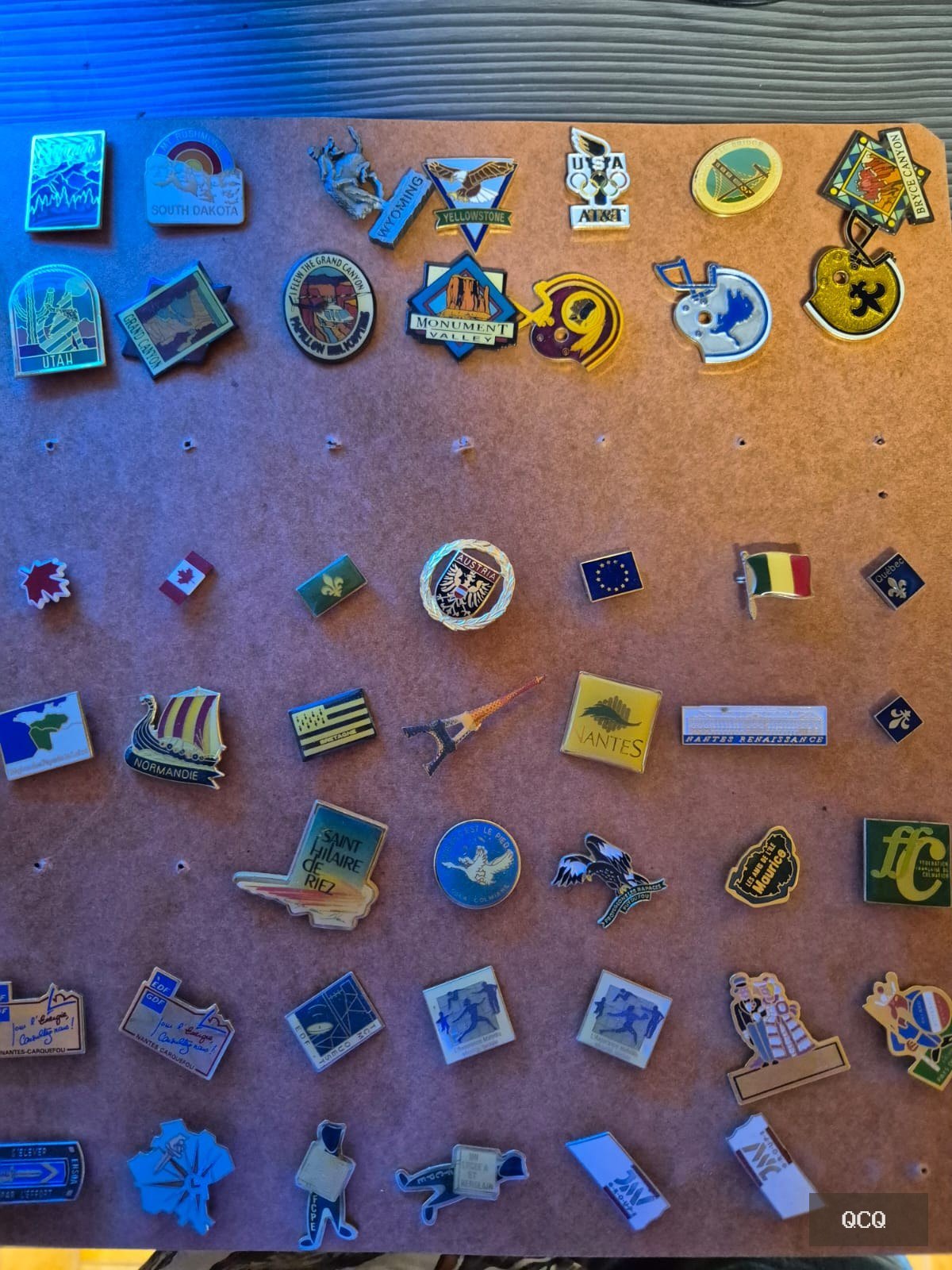 Photo 2 de Important lot de plus de 100 pin’s de collection – aviation, tourisme, marques et divers