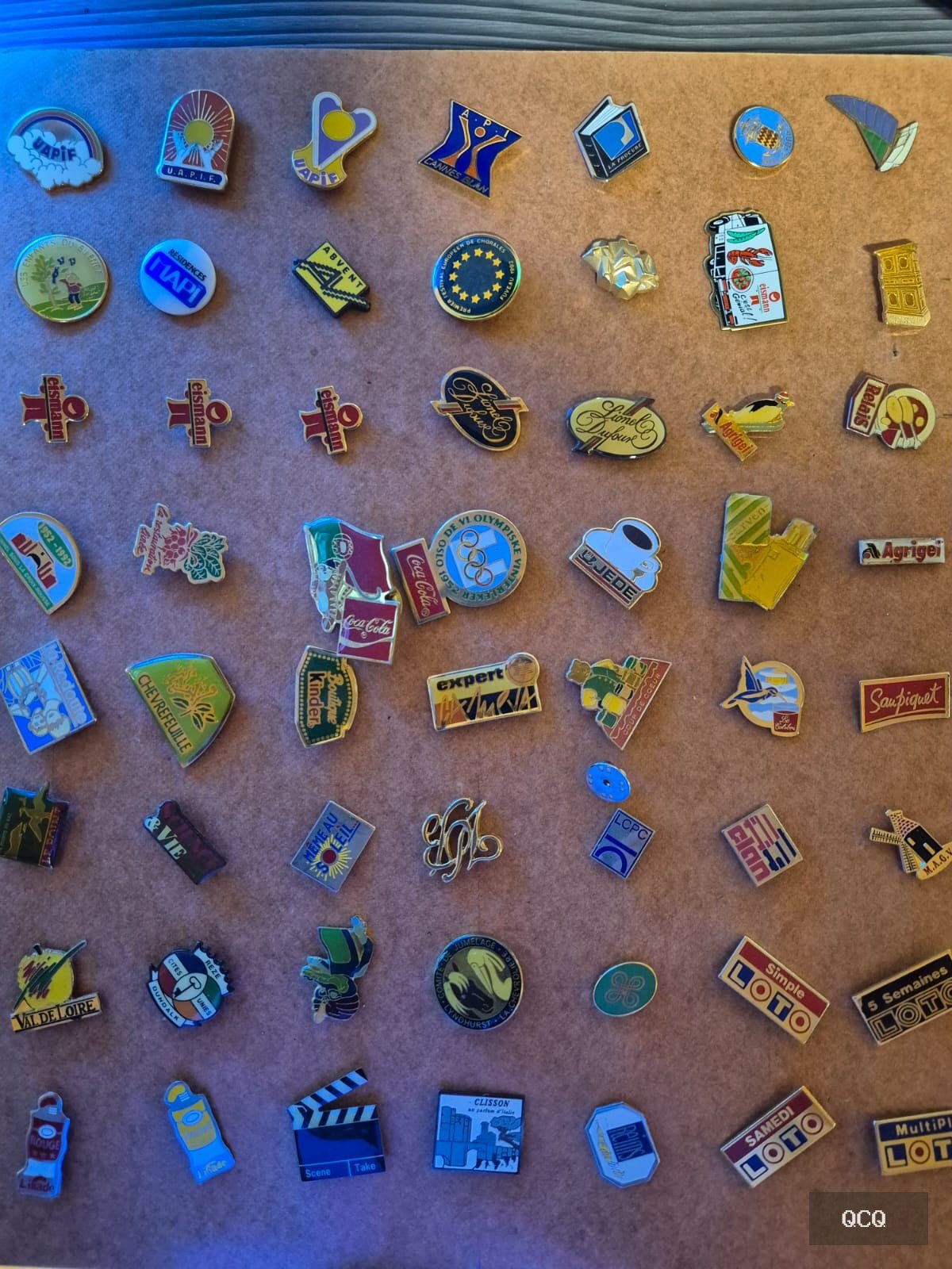 Photo 3 de Important lot de plus de 100 pin’s de collection – aviation, tourisme, marques et divers
