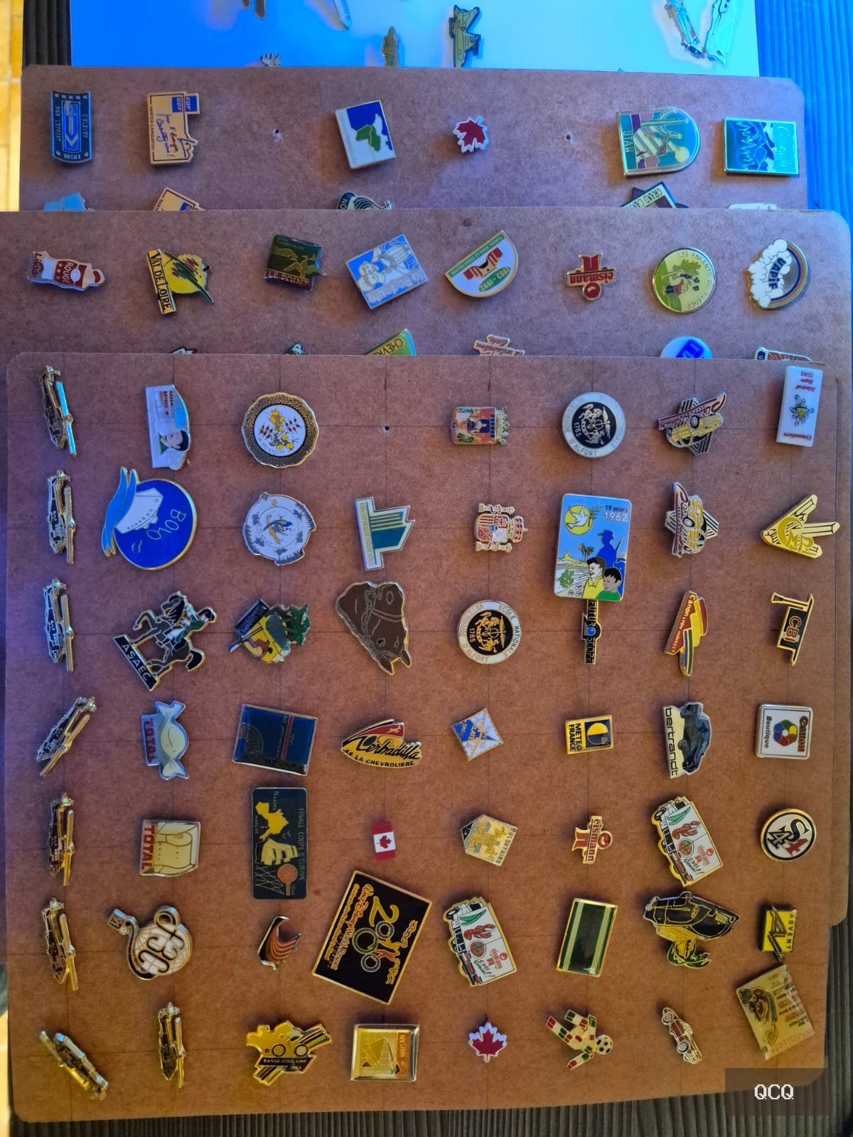 Photo 4 de Important lot de plus de 100 pin’s de collection – aviation, tourisme, marques et divers